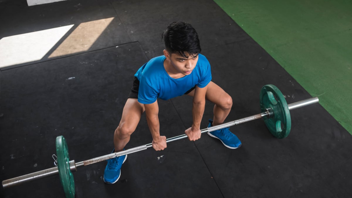 deadlift-vs.-sumo-deadlift:-know-how-to-pull-–-breaking-muscle