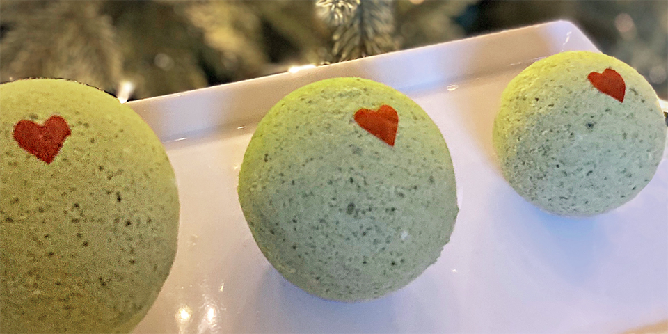 these-diy-holiday-grinch-bath-bombs-are-the-perfect-gift