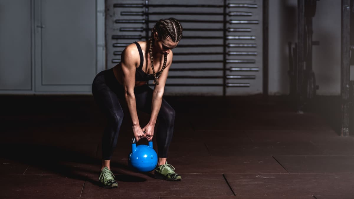 how-to-do-the-kettlebell-deadlift-for-lower-body-size-and-strength-–-breaking-muscle